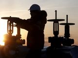 Trabajador revisa válvula de oleoducto Imilorskoye de Lukoil en las afueras de ciudad siberiana de Kogalym, Rusia, 25 enero 2016.REUTERS/Sergei Karpukhin