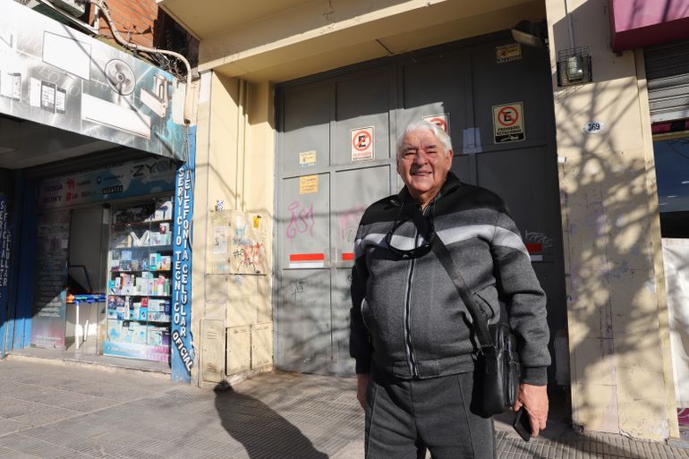 Juan Carlos ubicado en el frente de o que fue la terminal de El Petroleo, donde en 1969 supo estar a cargo del comedor confitería, además de trabajar en el Hotel Limay, que se encontraba en la calle San Luis. 