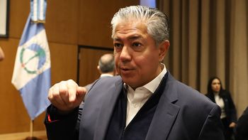 El gobernador Rolando Figueroa durante la firma de convenios con las entidades educativas en el Banco Provincia de Neuquén.