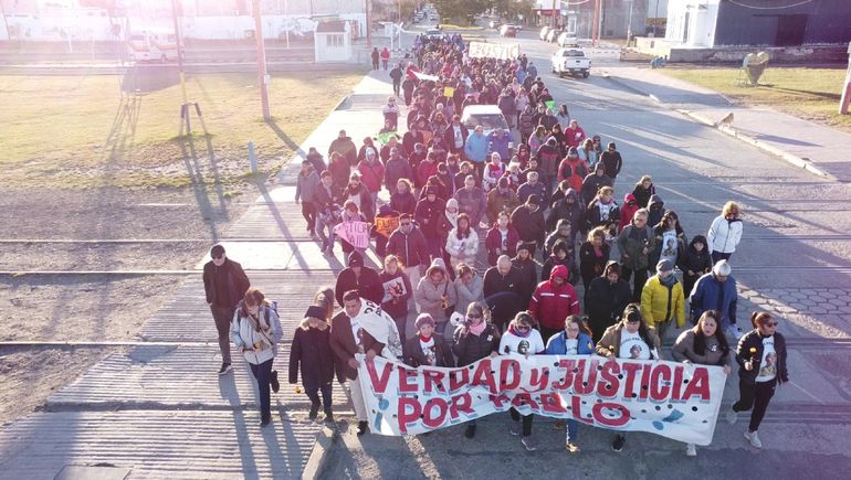 Las marchas por Justicia en Zapala ya no son tan multitudinarias, dijo la madre del soldado, quien pidió el apoyo de las autoridades políticas. Las marchas por Justicia en Zapala ya no son tan multitudinarias, dijo la madre del soldado, quien pidió el apoyo de las autoridades políticas.