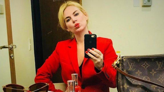 Las locuras de Esmeralda Mitre en Las Grutas: salió a cantar a la calle
