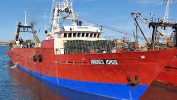 El pesquero que descargaba Diógenez Guitérrez cuando se zafó la tapa de la boca de bodega, que pesa más de 500 kilos, y lo aplastó. El pesquero que descargaba Diógenez Guitérrez cuando se zafó la tapa de la boca de bodega, que pesa más de 500 kilos, y lo aplastó.