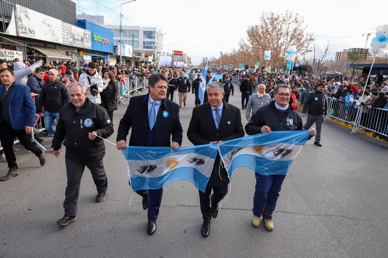 En 31 fotos, así se vivió el desfile del 9 de Julio en Neuquén