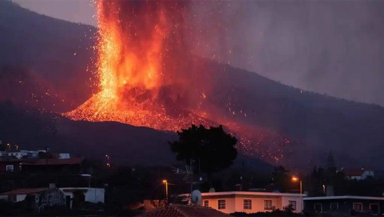 La lava del volcán de La Palma llegó hasta el mar