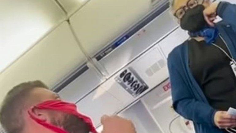 Escándalo en un avión: usó como barbijo una tanga