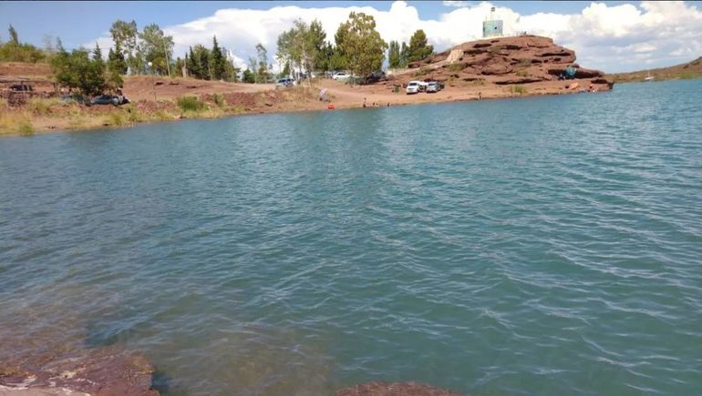 Las floraciones algales se encontraron en el embalse Ramos Mexía de Villa El Chocón, y en otras aguas recreativas. Las floraciones algales se encontraron en el embalse Ramos Mexía de Villa El Chocón, y en otras aguas recreativas.