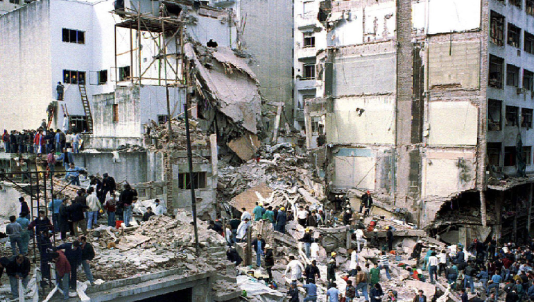 Los familiares de las víctimas del atentado a la AMIA continúan pidiendo justicia. Los familiares de las víctimas del atentado a la AMIA continúan pidiendo justicia.