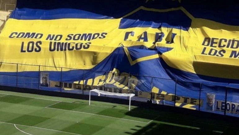 Una de las banderas que decoran La Bombonera.