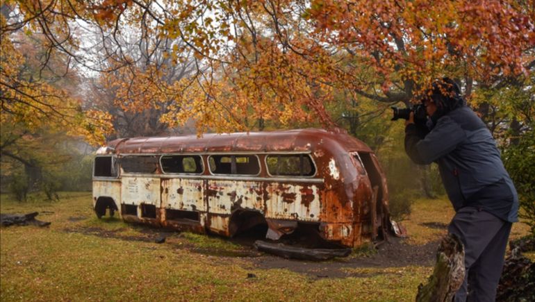 El colectivo abandonado que pusieron hace 40 años los acheros de lenga y hoy marca el incio del camino vecinal que lleva al Lago Bagillt. El colectivo abandonado que pusieron hace 40 años los acheros de lenga y hoy marca el incio del camino vecinal que lleva al Lago Bagillt.