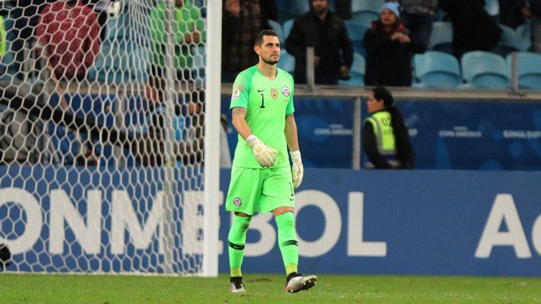 El gobierno chileno le ofrece protección al arquero neuquino Arias y familia tras las amenazas