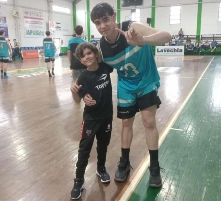 Santino Domínguez con la camiseta de su club, Estudiantes de La Pampa: juega el Provincial para los equipos de la Primera, la U-19 y la U-17. Santino Domínguez con la camiseta de su club, Estudiantes de La Pampa: juega el Provincial para los equipos de la Primera, la U-19 y la U-17.