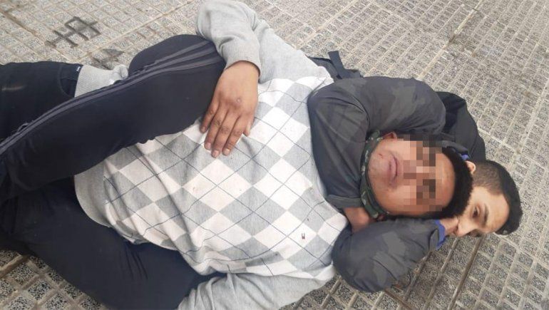 Una de las fotos que tomaron del joven que aplica la técnica de Jiu Jitsu con el ladrón.