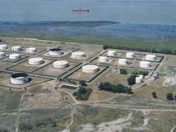 La terminal de Oiltanking en Puerto Rosales, uno de los puntos almacenamiento  y exportación de crudo en Argentina.