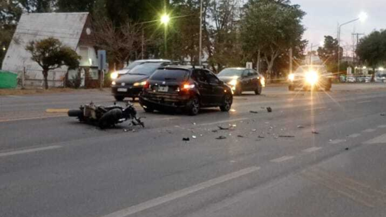 Fuerte choque de una moto de alta cilindrada en la Avenida Mosconi: el conductor salió volando | LM Neuquen Fuerte choque de una moto de alta cilindrada en la Avenida Mosconi: el conductor salió volando