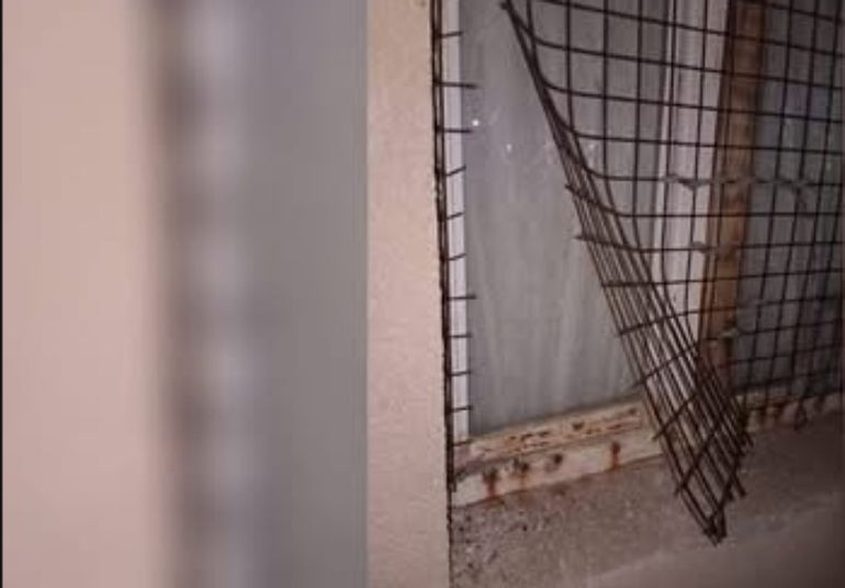 La reja de la ventana que forzaron dos veces para entrar a robar en la casa de una vecina del oeste de Pico Truncado, en Santa Cruz. La reja de la ventana que forzaron dos veces para entrar a robar en la casa de una vecina del oeste de Pico Truncado, en Santa Cruz.