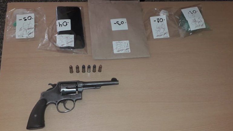 Encontraron un arma de fuego y drogas en un allanamiento