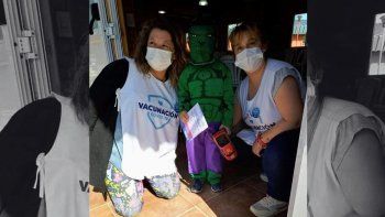 Un niño se disfrazó para ir al vacunatorio