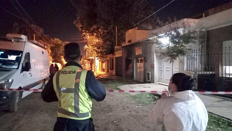 Un policía mató a su pareja, quemó la casa y se suicidó