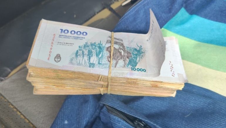 Uno de los fajos de billetes que incautó la policía al detener a los sospechosos en un reciente robo con inhibidor. Uno de los fajos de billetes que incautó la policía al detener a los sospechosos en un reciente robo con inhibidor.