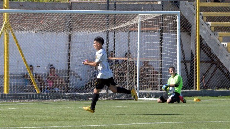 Nacho Tillería festeja uno de sus goles en el espectacular 9 a 0 a Eucalipto Blanco.