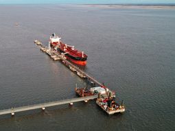 La nueva terminal de Puerto Rosales incrementa la exportación de petróleo de Vaca Muerta al mundo. La nueva terminal de Puerto Rosales incrementa la exportación de petróleo de Vaca Muerta al mundo.