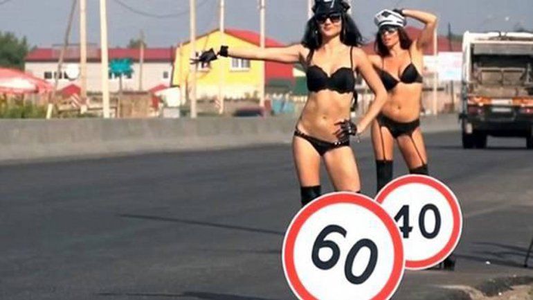 Chicas semidesnudas para que los conductores no manejen tan rápido.