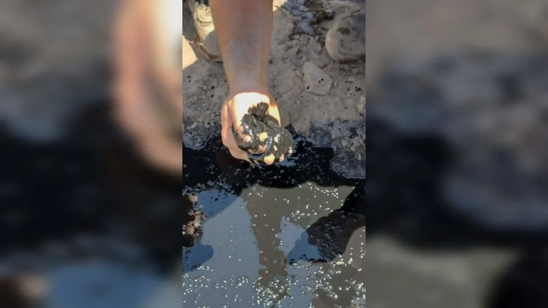 Increíble: perforaron en el patio de una escuela para sacar agua potable y salió petróleo