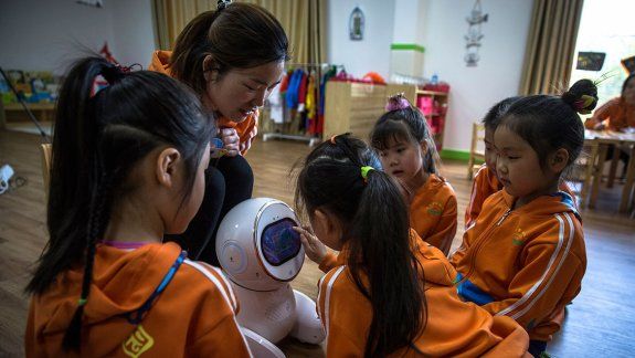 El robot es verdaderamente entrañable. Cuando los niños lo ven, prácticamente lo adoptan de inmediato, contó la formadora del robot, Candy Xiong.