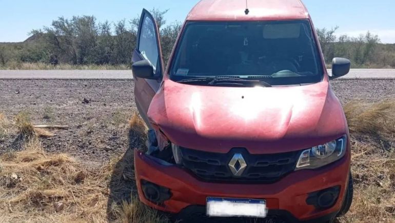 Ruta 22: evitó un choque frontal tras un sobrepaso arriesgado, pero terminó chocando con otro auto