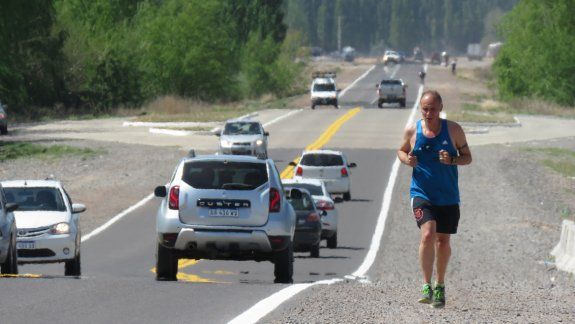 Un hombre realiza ejercicios físicos en inmediaciones del puente. El tránsito entre Neuquén y Cipolletti comenzó a ser cada vez más fluido por esta nueva vía de comunicación.