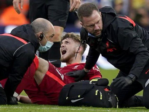 Impresiona: patada criminal y escalofriante lesión en Leeds-Liverpool