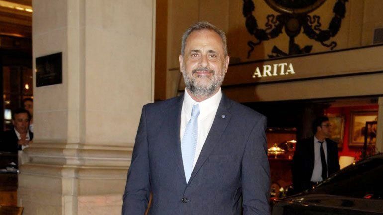 El periodista formó una sociedad comercial con Miguel Ángel Pires.