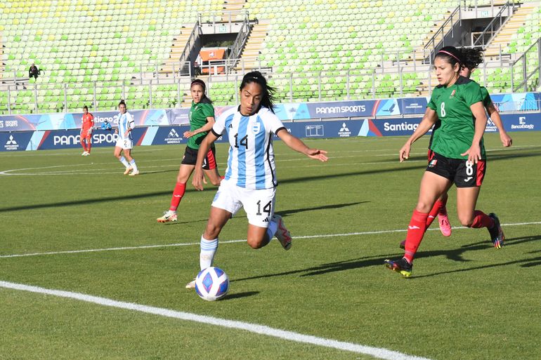 La barilochense Miriam Mallorga en uno de los avances de Argentina que no pudo con México. Foto. Sergio Dovio. La barilochense Miriam Mallorga en uno de los avances de Argentina que no pudo con México. Foto. Sergio Dovio.