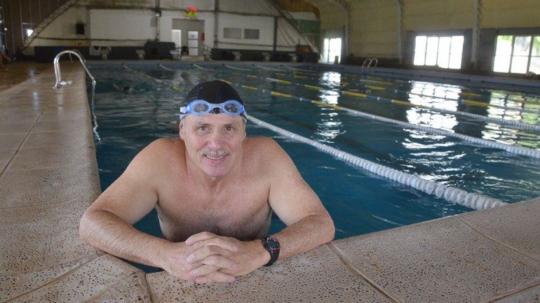 Tiene 60 años y sigue aprobando la reválida para guardavidas