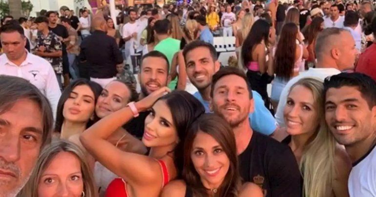 Hay que cantar Pibe Cantina: de Messi y Suárez a estrellas musicales en fiesta top