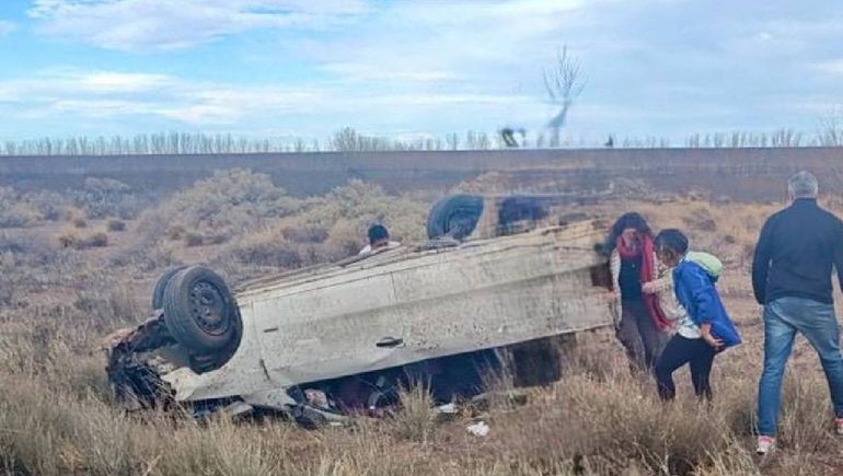 El vuelco se originó en el Ruta 237 cerca de Picún Leufú. El vuelco se originó en el Ruta 237 cerca de Picún Leufú.