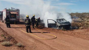 Los bomberos tuvieron que acudir para apagar el fuego en el auto del binomio Ochoa-Basoalto (Foto: Cutral Co al instante). Los bomberos tuvieron que acudir para apagar el fuego en el auto del binomio Ochoa-Basoalto (Foto: Cutral Co al instante).