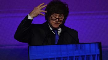 El relato oficial busca mostrar un retorno triunfante, pero el endeudamiento caro, la dependencia de jugadores locales y el aumento de la deuda bruta exponen otra cara del momento financiero. | LM Neuquen El relato oficial busca mostrar un retorno triunfante, pero el endeudamiento caro, la dependencia de jugadores locales y el aumento de la deuda bruta exponen otra cara del momento financiero.