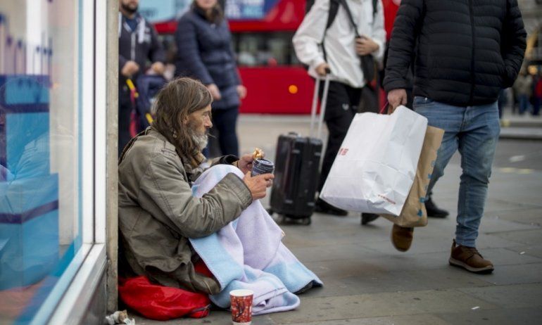 Las nuevas restricciones por el Covid-19 en Reino Unido golpean más a los pobres.