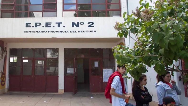 Centenario: tras el reclamo, apartaron nuevamente al director de la EPET 2 acusado por violencia de género | LM Neuquen Centenario: tras el reclamo, apartaron nuevamente al director de la EPET 2 acusado por violencia de género