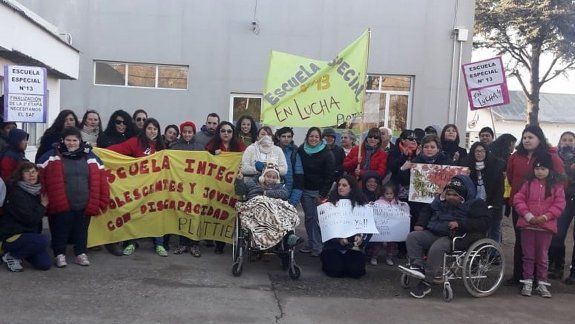 Marcharon por el mal estado de una escuela especial de Plottier