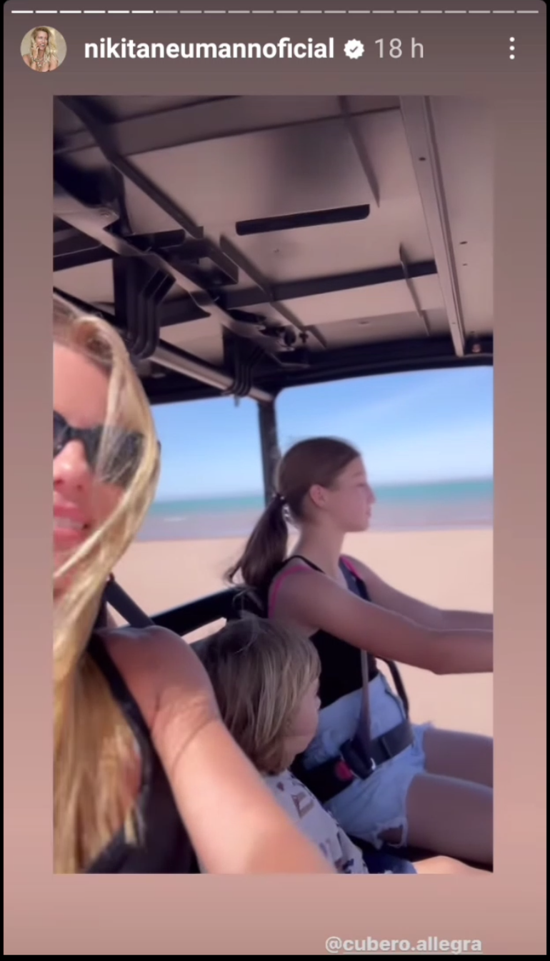 Nicole y Allegra en el arenero