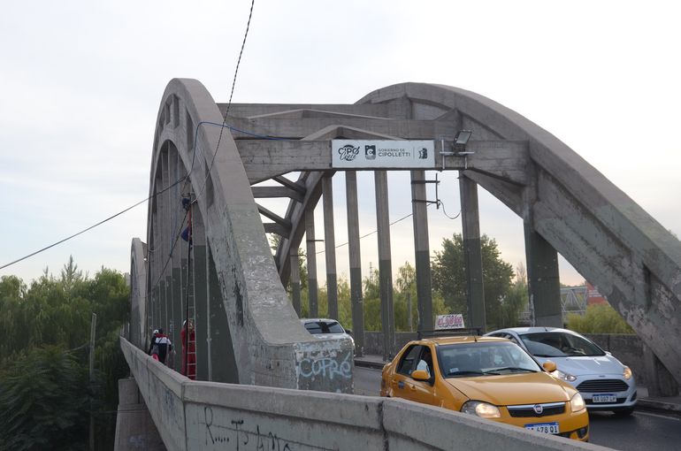 La fila de vehículos en sentido Neuquén - Cipolletti llegó desde el puente hasta Avenida Argentina. La fila de vehículos en sentido Neuquén - Cipolletti llegó desde el puente hasta Avenida Argentina.