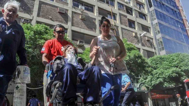 Los afectados tras el incendio fueron asistidos de urgencia por personal médico en la vía pública.&nbsp;