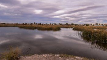La laguna se formó hace varias décadas cuando se constituyó el aeropuerto. Era una cantera y la napa subió. Durante años se tiró todo tipo de basura y ahora quieren que sea un sitio recreativo.