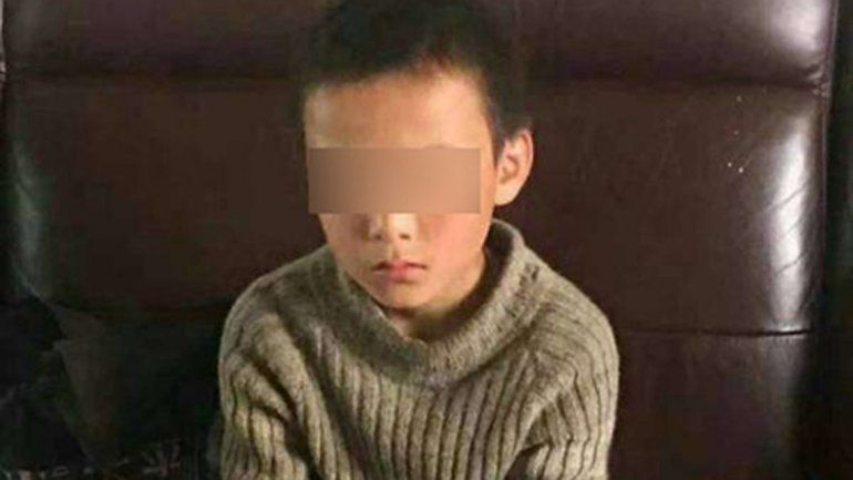 El niño se alimentó 24 días a base de bayas y carne de serpiente.