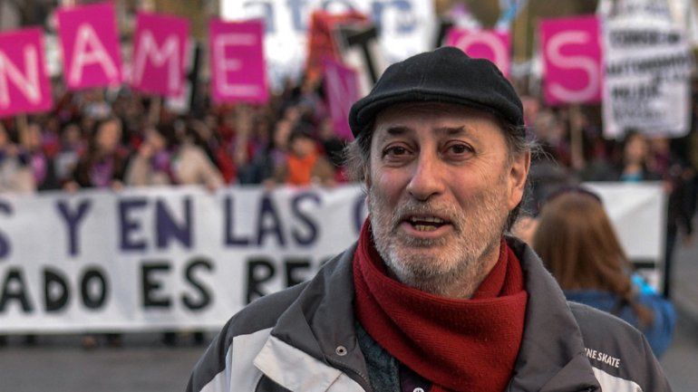 El escritor dijo presente en la marcha que se realizó el sábado.