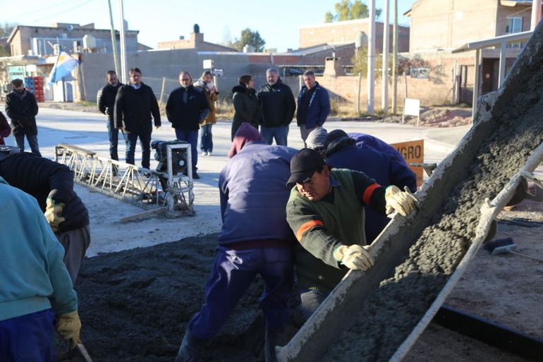 Avanza la obra para drenar lluvias de calle Belgrano, entre Rodhe y Necochea