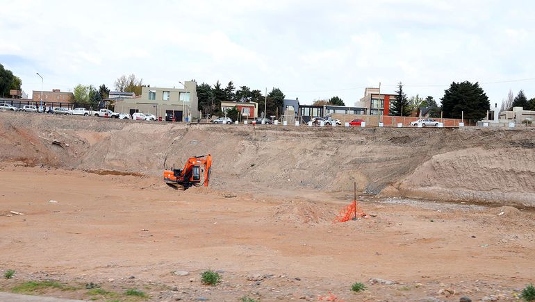 Impactante movimiento de suelo frente al gimnasio Hoka en el ingreso a Neuquén. Impactante movimiento de suelo frente al gimnasio Hoka en el ingreso a Neuquén.