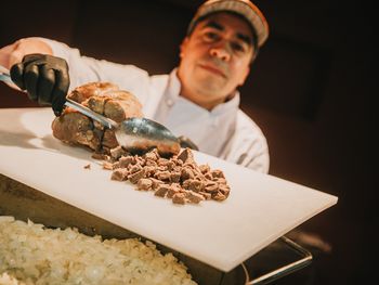 Cocina en vivo: Mauricio Villa preparó guanaco al disco, una opción popular para incentivar su consumo local.Foto: INTA Santa Cruz. Cocina en vivo: Mauricio Villa preparó guanaco al disco, una opción popular para incentivar su consumo local.Foto: INTA Santa Cruz.
